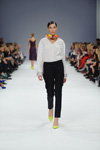 Desfile de Label One — Ukrainian Fashion Week SS17 (looks: blusa blanca, pantalón de cuadros negro, zapatos de tacón amarillos)