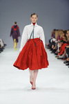 Desfile de Label One — Ukrainian Fashion Week SS17 (looks: blusa blanca, falda roja, zapatos de tacón rojos)