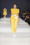 Показ Nadya Dzyak — Ukrainian Fashion Week SS17 (наряды и образы: желтый кружевной топ, желтые брюки, белый пояс, белые носки)