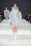 Pokaz Nadya Dzyak — Ukrainian Fashion Week SS17 (ubrania i obraz: podkolanówki białe, półbuty białe, sukienka mini kwiecista niebiesko-biała)