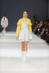 Desfile de Nadya Dzyak — Ukrainian Fashion Week SS17 (looks: calcetines largos blancos, zapatos de tacón blancos, blusa amarilla, vestido blanco corto)