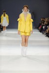 Pokaz Nadya Dzyak — Ukrainian Fashion Week SS17 (ubrania i obraz: podkolanówki białe, półbuty białe, garnitur damski (żakiet, szorty) żółty)