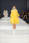 Desfile de Nadya Dzyak — Ukrainian Fashion Week SS17 (looks: calcetines largos blancos, zapatos de tacón blancos, vestido amarillo corto)