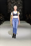 Maria Grebenyuk. Modenschau von NAVRO — Ukrainian Fashion Week SS17 (Looks: weißes Top, blaue Jeans, schwarze Pumps, schwarze Socken, blonde Haare, Kurzhaarschnitt)
