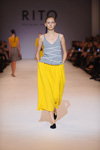 Desfile de RITO — Ukrainian Fashion Week SS17 (looks: top gris, falda midi amarilla, bailarinas negras)