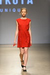 Pokaz Tikota Unique — Ukrainian Fashion Week SS17 (ubrania i obraz: sukienka czerwona, półbuty czarne)