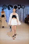 Modenschau von T.Mosca — Ukrainian Fashion Week SS17 (Looks: weiße Shorts, schwarze Sandaletten)