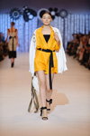 Veronika Didusenko. Modenschau von T.Mosca — Ukrainian Fashion Week SS17 (Looks: schwarzes Top, schwarze Sandaletten, schwarzer Gürtel, gelbes Kleid)