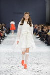 Desfile de Yana Belyaeva — Ukrainian Fashion Week SS17 (looks: vestido blanco, calcetines largos blancos)