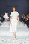 Pokaz Yana Belyaeva — Ukrainian Fashion Week SS17 (ubrania i obraz: top biały, culotte białe, podkolanówki białe)