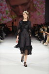 Pokaz Yana Chervinska — Ukrainian Fashion Week SS17 (ubrania i obraz: sukienka czarna, skarpetki czarne ażurowe, półbuty czarne)