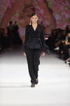 Pokaz Yana Chervinska — Ukrainian Fashion Week SS17 (ubrania i obraz: spodnium czarne, skarpetki czarne ażurowe, półbuty czarne)