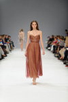 Desfile de Yuliya Polishchuk — Ukrainian Fashion Week SS17 (looks: vestido marrón)