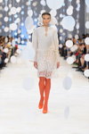 Desfile de Zalevskiy — Ukrainian Fashion Week SS17 (looks: pantis corales, zapatos de tacón corales, vestido blanco)