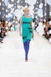 Modenschau von Zalevskiy — Ukrainian Fashion Week SS17 (Looks: türkises Kleid, blaue Strumpfhose)