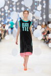 Pokaz Zalevskiy — Ukrainian Fashion Week SS17 (ubrania i obraz: sukienka z nadrukiem czarna)