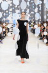 Modenschau von Zalevskiy — Ukrainian Fashion Week SS17 (Looks: schwarzes Kleid, korallenrote Pumps)