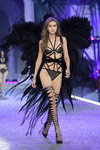 Gigi Hadid. Secret Angel, Dark Angel — Victoria's Secret Fashion Show 2016 (Looks: schwarzer BH, schwarzer Slip)