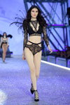Sui He. Secret Angel, Dark Angel — Victoria's Secret Fashion Show 2016 (ubrania i obraz: figi z gipiury czarne)