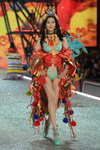 Liu Wen. The Road Ahead — Victoria's Secret Fashion Show 2016 (ubrania i obraz: biustonosz z gipiurą turkusowy, figi z gipiury turkusowe)