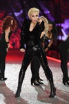 Леди Гага. Леди Гага, Бруно Марс, The Weeknd — Victoria's Secret Fashion Show 2016 (наряды и образы: блонд (цвет волос), чёрный ремень, чёрные шнуровки)