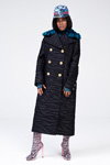 Лукбук KENZO x H&M (наряды и образы: чёрное пальто с узором "зебра")