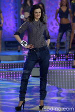 Natalia Brishten. Miss Belarus 2012 (Looks: bedruckte Bluse, blaue Jeans, schwarze Pumps)