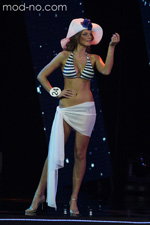 Wieranika Batwiankowa. Miss Białorusi 2014 (ubrania i obraz: strój kąpielowy pasiasty niebiesko-biały, kapelusz biały)