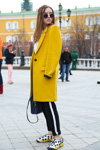 Straßenmode. 13/03/2016 — Mercedes-Benz Fashion Week Russia (Looks: gelber Mantel, schwarze Hose mit Lampassen, Sonnenbrille)