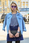 Moda uliczna. 14/03/2016 — Mercedes-Benz Fashion Week Russia (ubrania i obraz: blond (kolor włosów), kurtka dżinsowa błękitna, pulower pasiasty czarno-biały, dżinsowa spódnica mini niebieska)