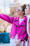 Moda uliczna. 14/03/2016 — Mercedes-Benz Fashion Week Russia (ubrania i obraz: skórzana kurtka biker w kolorze fuksji, palto różowe, blond (kolor włosów), warkocz)