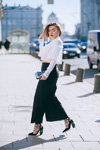 Straßenmode. 15/03/2016 — Mercedes-Benz Fashion Week Russia (Looks: weiße Bluse, schwarze Hose, schwarze Pumps)