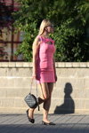 Moda en la calle en Saligorsk. 08/2016 (looks: , vestido rosa corto, bolso negro, bailarinas negras)