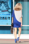 Moda uliczna w Saligorsku. 08/2016 (ubrania i obraz: sukienka niebiesko-biała, sandały niebieskie)