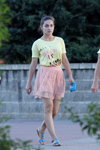 Moda en la calle en Saligorsk. 08/2016 (looks: top amarillo estampado, falda de encaje de guipur rosa, clutch azul claro, sandalias azul claro)