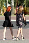 Moda en la calle en Saligorsk. 08/2016 (looks: , top negro, falda negra corta, vestido con flores negro)