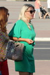 Straßenmode in Saligorsk. 08/2016 (Looks: blonde Haare, Sonnenbrille, grünes Kleid, graue perforierte Handtasche)