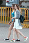 Moda en la calle en Saligorsk. 08/2016 (looks: vestido blanco, )
