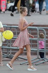 Moda en la calle en Saligorsk. 08/2016 (looks: vestido de lunares rosa, bollo)