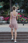 Moda en la calle en Saligorsk. 08/2016 (looks: vestido de lunares rosa)