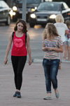 Moda uliczna w Saligorsku. 08/2016 (ubrania i obraz: top czerwony, legginsy czarne, top pasiasty wielokolorowy, jeansy niebieskie)