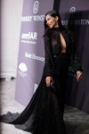 Адриана Лима. 19-й благотворительный бал amfAR собрал мировых знаменитостей (наряды и образы: чёрное вечернее платье с декольте)