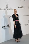 Nicole Kidman. Gäste von amfAR Cannes 2017 (Looks: schwarzes Abendkleid, rosaner Gürtel, schwarze Sandaletten)