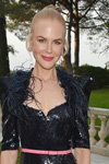 Nicole Kidman. Goście amfAR Cannes 2017 (ubrania i obraz: suknia wieczorowa czarna, rzemień różowy)
