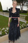 Nicole Kidman. Goście amfAR Cannes 2017 (ubrania i obraz: suknia wieczorowa czarna, rzemień różowy)