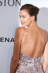 Irina Shayk. Goście amfAR Cannes 2017 (ubrania i obraz: suknia wieczorowa srebrna)