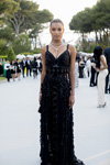 Jasmine Tookes. Goście amfAR Cannes 2017 (ubrania i obraz: suknia wieczorowa z dekoltem czarna)