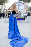 Jessica Hart. Invitados de amfAR Cannes 2017 (looks: vestido de noche azul)