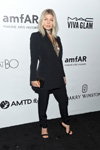 Fergie. amfAR LOS ANGELES GALA (наряды и образы: чёрные босоножки, чёрный брючный костюм)