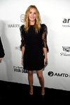 Julia Roberts. amfAR LOS ANGELES GALA 2017 (looks: blackcocktail dress)